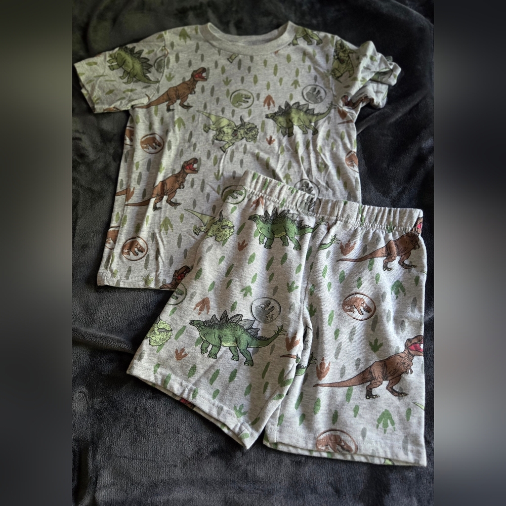 Boys dinosaur T-shirt and shots set size 7, brand new